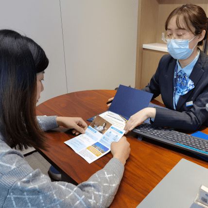 連扳三局展雄風，大逆轉國羽勇奪首金；養老服務暖人心，銀齡歲月映華章